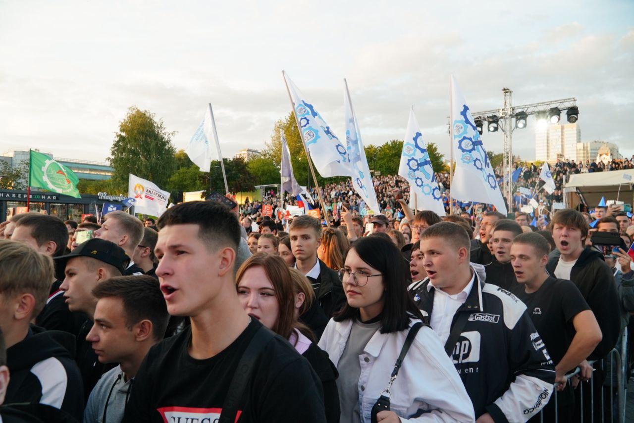 Фото В Новосибирске опубликованы кадры с парада студенчества на Михайловской набережной 4